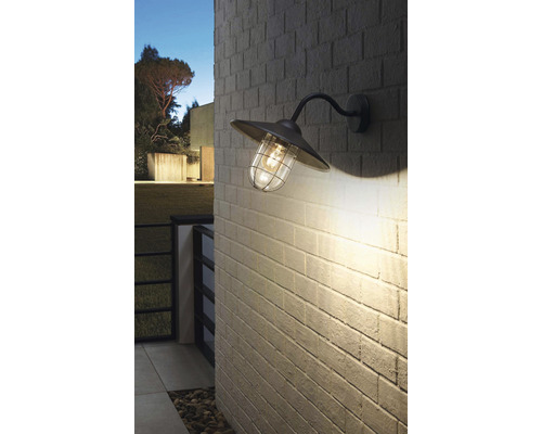 Venkovní nástěnné svítidlo na zdi se světelným kuželem