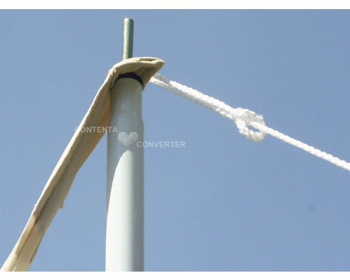 Detailní pohled na tyč stanu s napínacím lanem