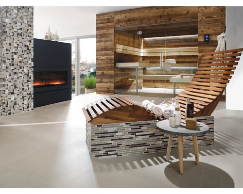 Světlý wellness prostor se saunou, lehátkem, krbem a mozaikovou stěnou