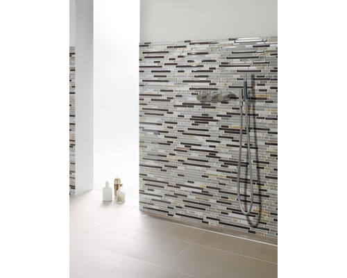 Koupelna s mozaikovou stěnou a sprchovou baterií