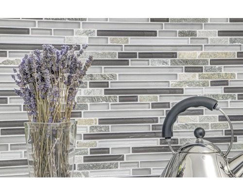 Mozaiková obkladová stěna s kyticí levandule ve váze a čajovou konvicí