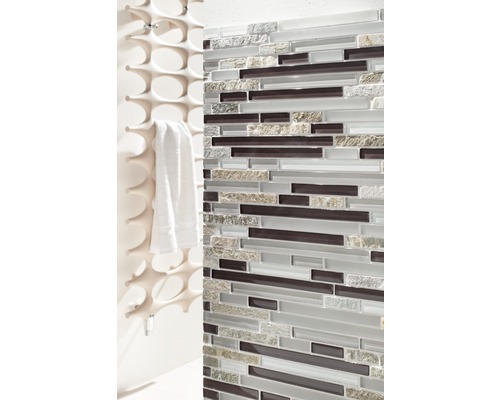 Mozaiková stěna s držákem na ručníky v koupelně