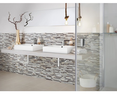 Koupelna s dvojitým umyvadlem, mozaikovou stěnou a sprchou