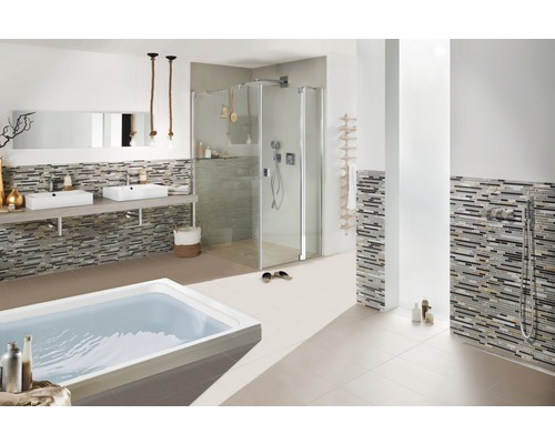 Světlá koupelna s vanou, sprchou a umyvadly