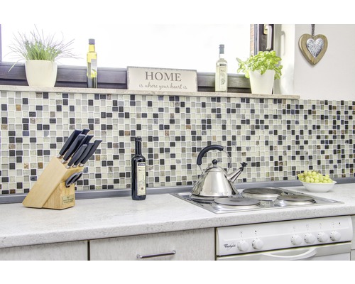 Kuchyňská scéna s mozaikovými obklady, blokem nožů, varnou deskou a dekorativními prvky