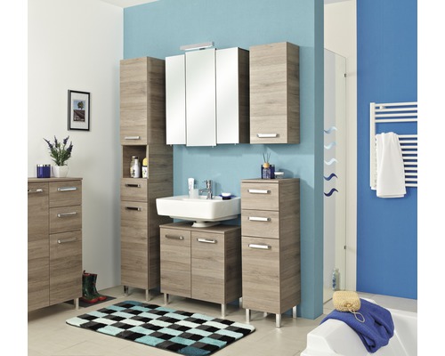 Koupelna s umyvadlem, zrcadlovou skříňkou a různými skříňkami v dřevěném provedení