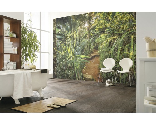 Koupelna s vanou, nástěnnou malbou s motivem džungle a tmavou dřevěnou podlahou