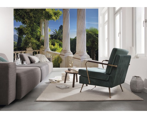 Obývací pokoj s pohovkou, křeslem a fototapetou s motivem zahrady