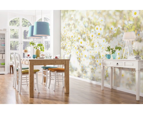 Jídelna s jídelním stolem, židlemi, květinovou fototapetou a dekoracemi