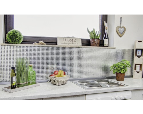 Kuchyňská scéna s mozaikovými obklady jako ochranou proti stříkající vodě a dekoracemi