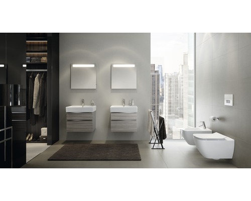 Moderní koupelna s umyvadly pro dva, zrcadly, toaletou a bidetem před oknem s výhledem na město