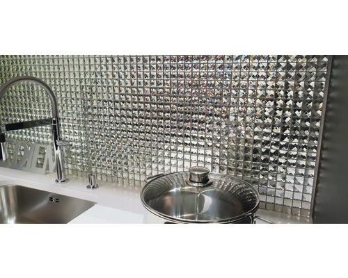 Kuchyňský dřez s baterií a stěnou z mozaikových dlaždic