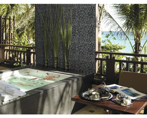 Koupelna s mozaikovou stěnou, vanou a stolem na terase s výhledem na moře