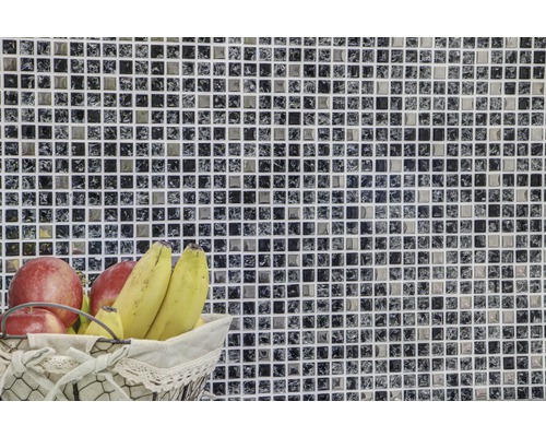 Mozaiková obkladová stěna s mísou ovoce v kuchyni