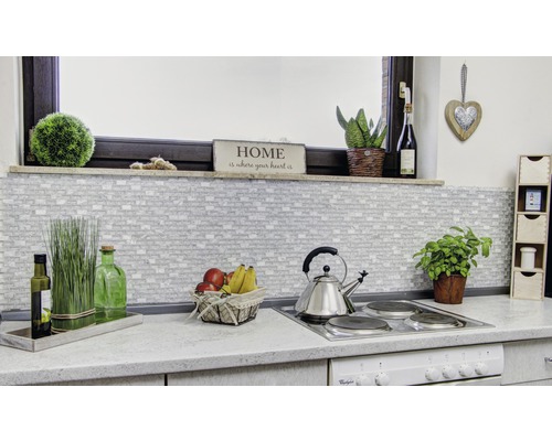 Kuchyňská scéna s obkladem, dekoracemi a varnou deskou