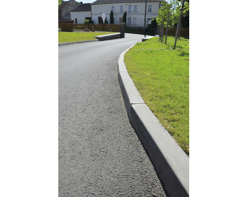 Obrubník podél asfaltové silnice
