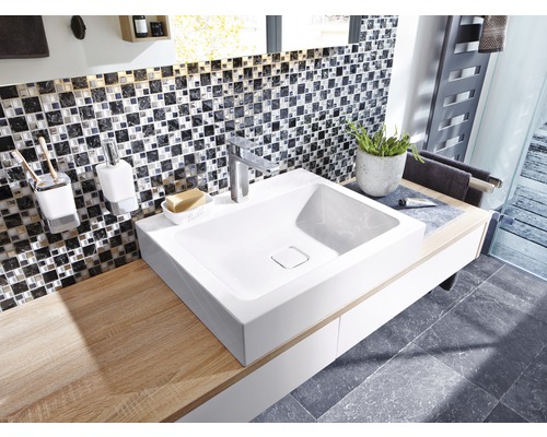 Koupelna s umyvadlem, baterií, mozaikovými obklady a dřevěnou policí