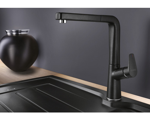 Černá kuchyňská baterie s dřezem a dekorací