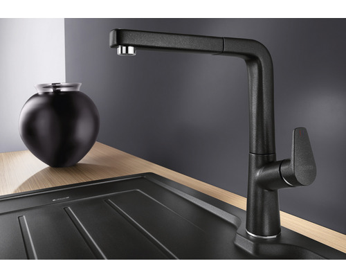 Kuchyňská baterie s výtokem před dřezem a váza