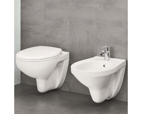 Závěsné WC a bidet v koupelně