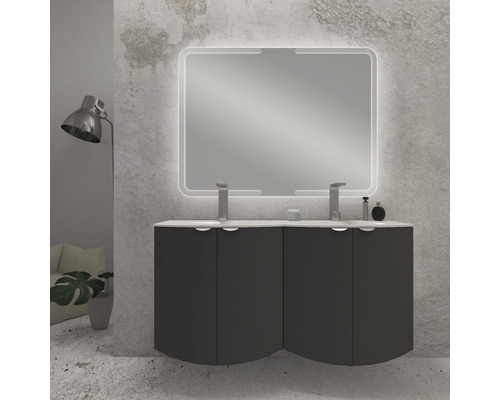 Koupelna s umyvadlovou skříňkou, umyvadly na desku, bateriemi a osvětleným zrcadlem.