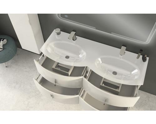 Dvojité umyvadlo s otevřenými zásuvkami, bateriemi a osvětleným zrcadlem do koupelny