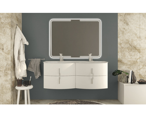 Koupelna s umyvadlovou skříňkou, osvětleným zrcadlem a doplňky