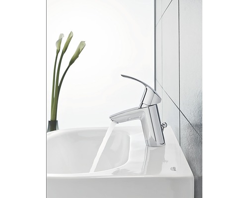 Lesklá umyvadlová baterie s tekoucí vodou na umyvadle