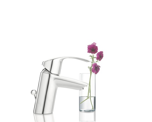 Umyvadlová baterie s vázou květin