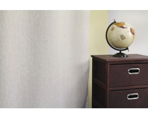 Dekorativní pokoj s glóbem a nočním stolkem