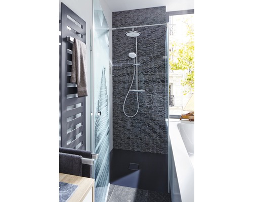 Moderní koupelna se sprchou, otopným žebříkem a mozaikovou stěnou