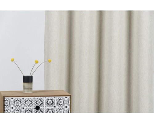 Dekorativní závěs vedle stolu s květinami ve váze