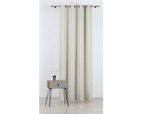 Neprůhledný závěs s oky a noční stolek se vzorem