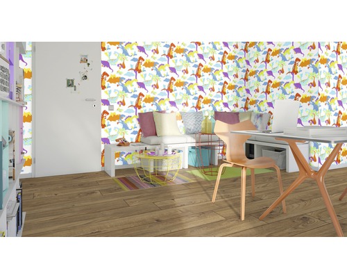 Obývací pokoj s tapetou s dinosaury, psacím stolem a posezením