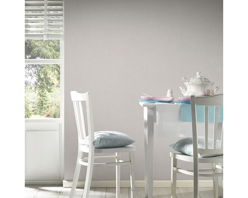 Světlá místnost se stolem, židlemi a oknem pro design interiéru