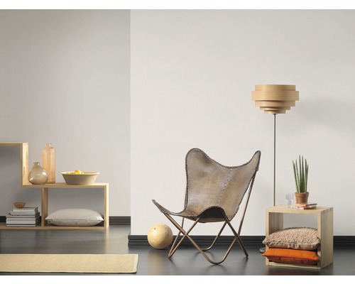 Obývací pokoj s křeslem, stojací lampou a dřevěnou policí