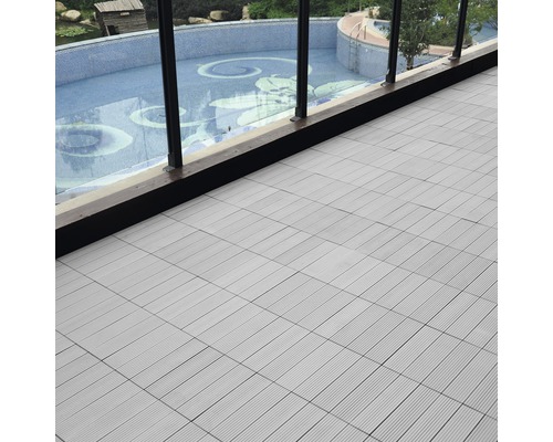 Teracové dlaždice položené na balkóně s výhledem na bazén