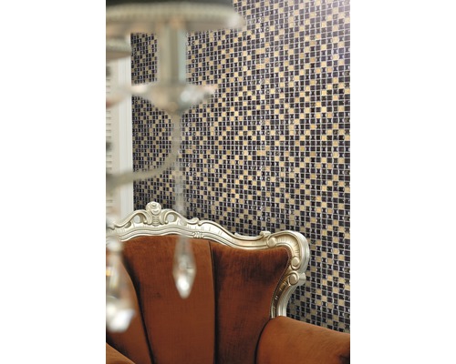 Stěna s mozaikovými obklady a křeslo