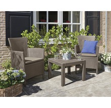 Zahradní nábytek se dvěma ratanovými křesly a stolem na terase