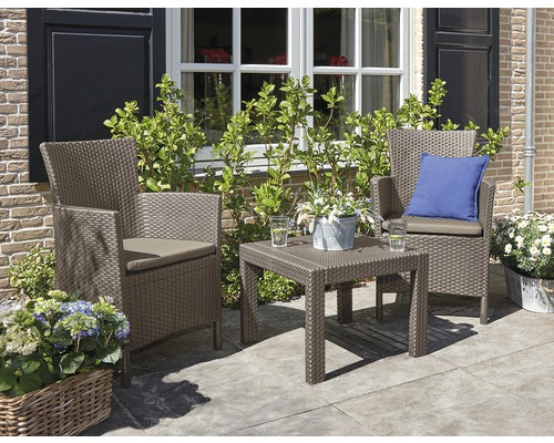 Zahradní nábytek se dvěma ratanovými křesly a stolem na terase