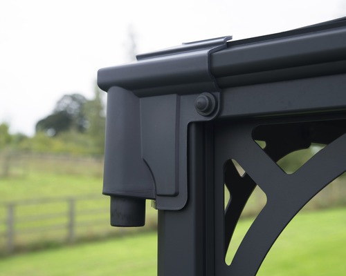 Detailní záběr okapového svodu altánu