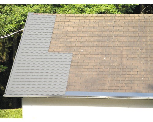 Střecha se starými a novými střešními taškami