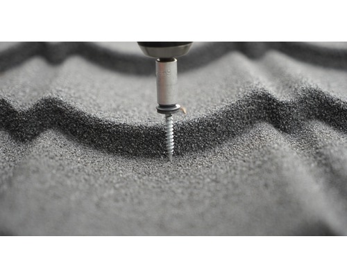 Upevnění střešní tašky šroubovákem