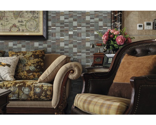 Dekorativní obývací pokoj s mozaikovou stěnou, pohovkou a křeslem