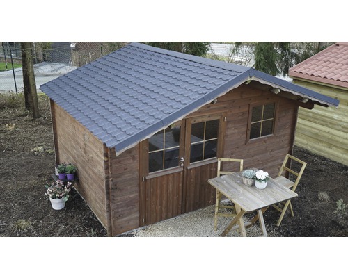 Dřevěný zahradní domek s dvoukřídlými dveřmi, okny a taškovou střechou vedle stolu a židlí