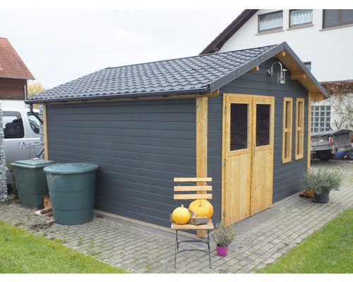 Zahradní domek s dvoukřídlými dveřmi a sedlovou střechou