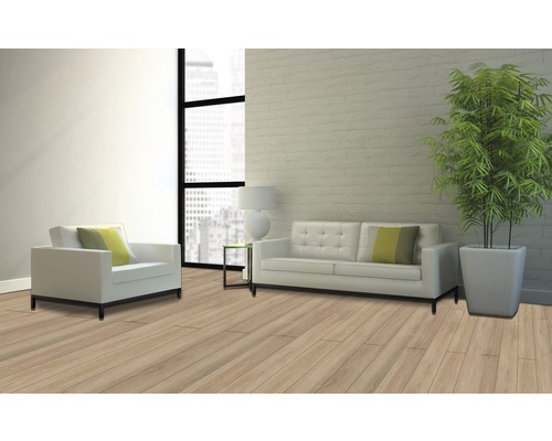 Světlý obývací pokoj s laminátovou podlahou, pohovkou a křeslem