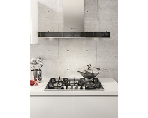 Kuchyňská scéna s odsavačem par, varnou deskou a kuchyňským náčiním na pracovní ploše