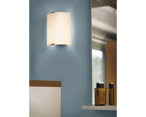 Nástěnné svítidlo se zakřiveným skleněným stínidlem