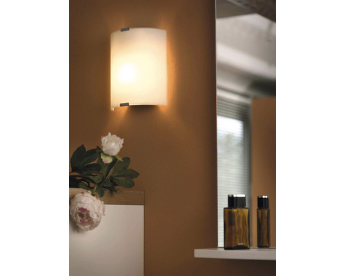 Koupelnová scéna se skleněnou nástěnnou lampou